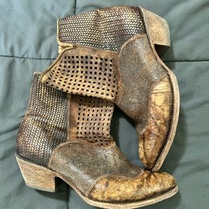 CORRAL BOOTS- DISTRESSED